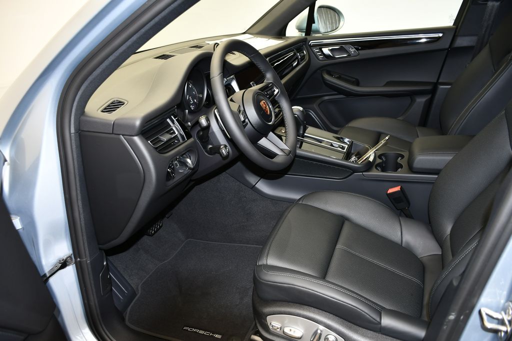 Thumbnail: 2026 Porsche Macan - 6