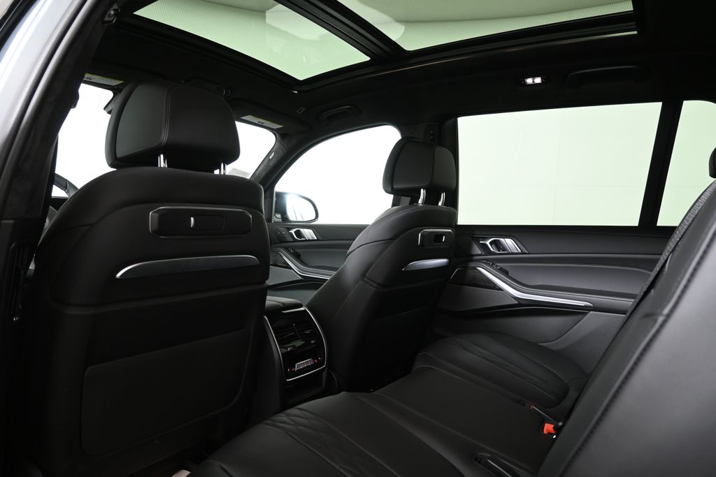 Thumbnail: 2026 BMW X7 - 32