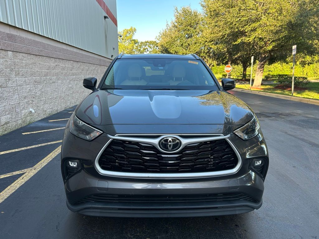 Thumbnail: 2022 Toyota Highlander - 8