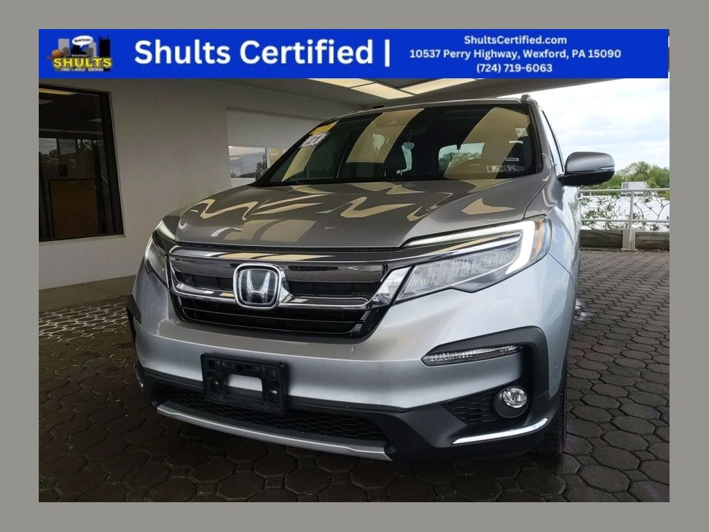 2021 Honda Pilot Touring AWD with Rear Captains Chairs