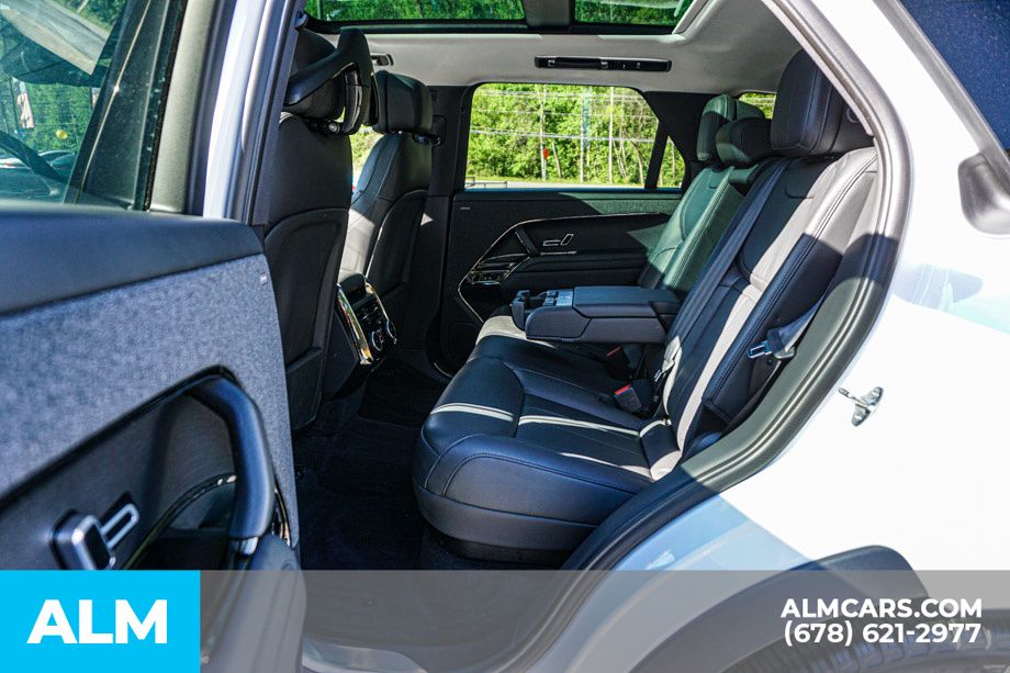 Used 2023 White Land Rover SE image 21