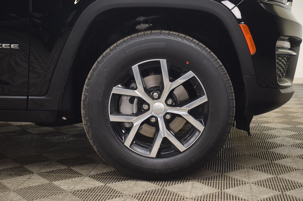 new 2025 Jeep Grand Cherokee car, priced at $43,897