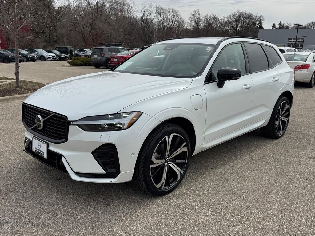 2024 Volvo XC60 Recharge T8 Ultimate Dark Theme eAWD