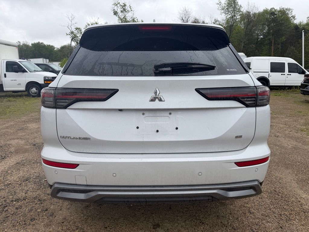 2025 Mitsubishi Outlander SE Silver at South Hills Kia