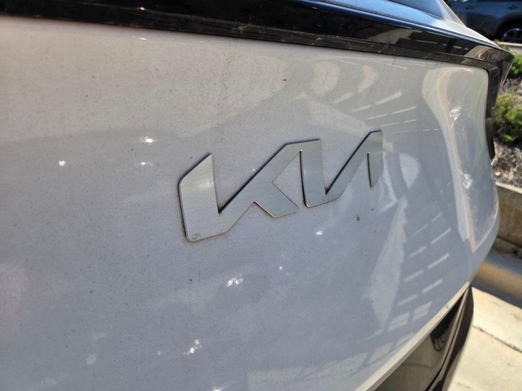 Used 2023 White Kia SX-Prestige image 3
