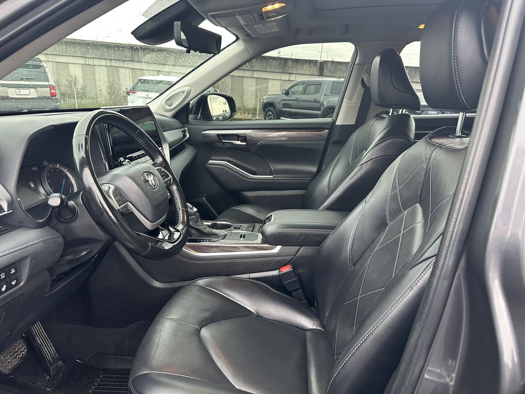 2022 Toyota Highlander Hybrid Platinum