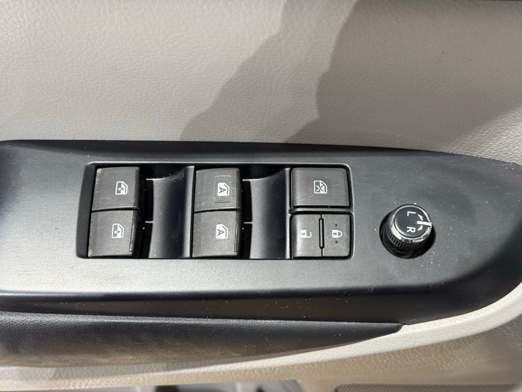 Thumbnail: 2015 Toyota Highlander - 16