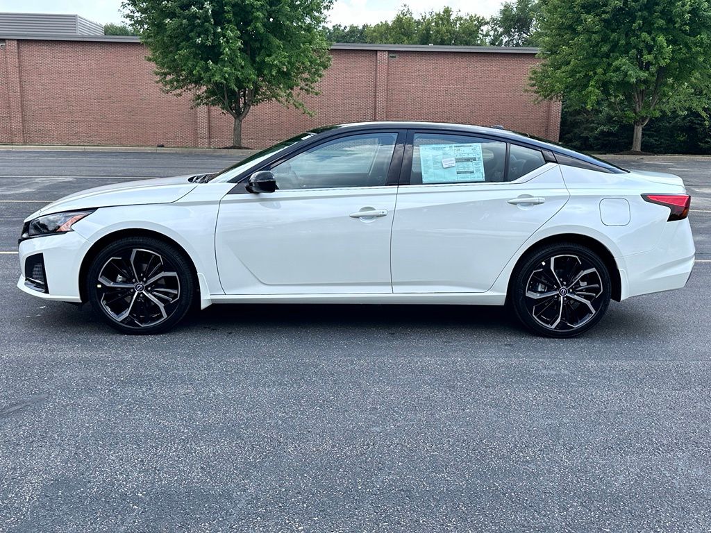 New 2026 Pearl White/Super Black Nissan 2.5 SR image 6