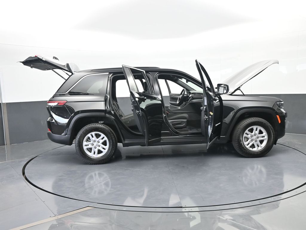 Used 2025 Diamond Black Crystal Pearlcoat Jeep Laredo image 73