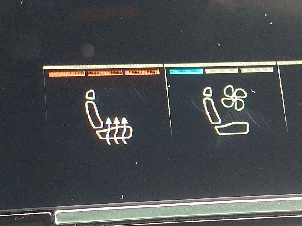 Thumbnail: 2024 Audi RS Q8 - 24