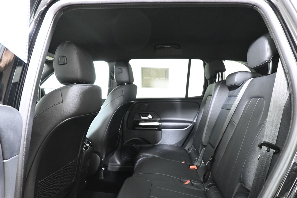 2025 Mercedes-Benz GLB 250 32