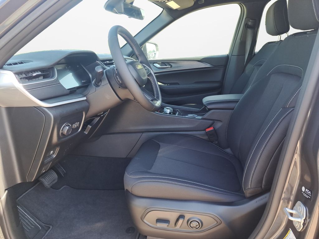 New Car 2025 Jeep Grand Cherokee  Laredo For Sale Under $40,000 In Austin, Texas