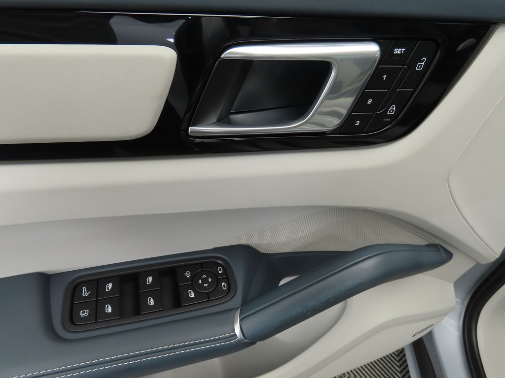 2023 Porsche Cayenne E-Hybrid 25