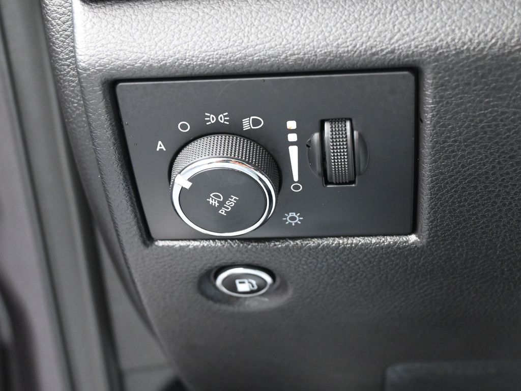 Used 2019 Granite Crystal Metallic Clearcoat Jeep Altitude image 16