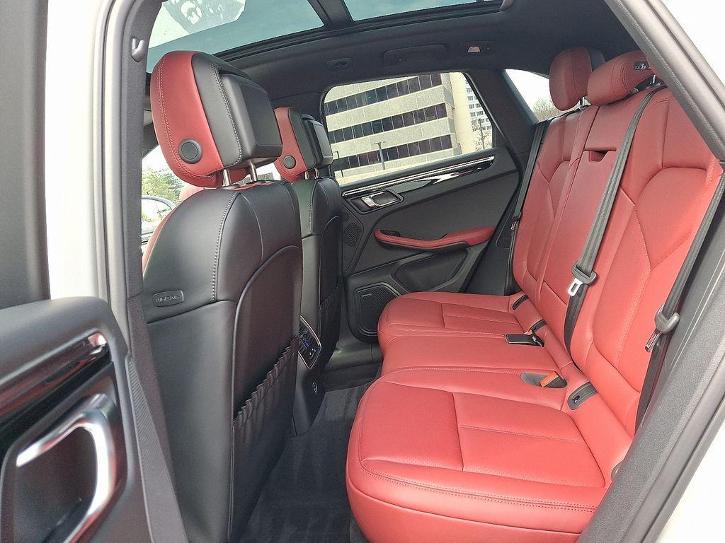 Thumbnail: 2026 Porsche Macan - 12