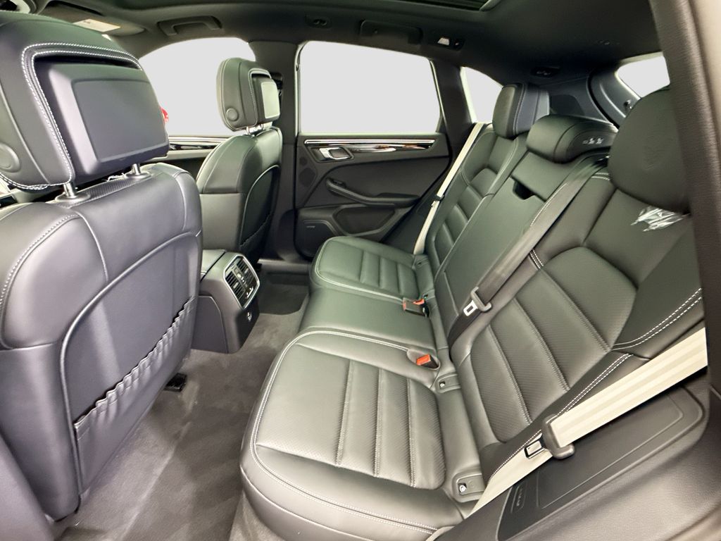 Thumbnail: 2026 Porsche Macan - 19