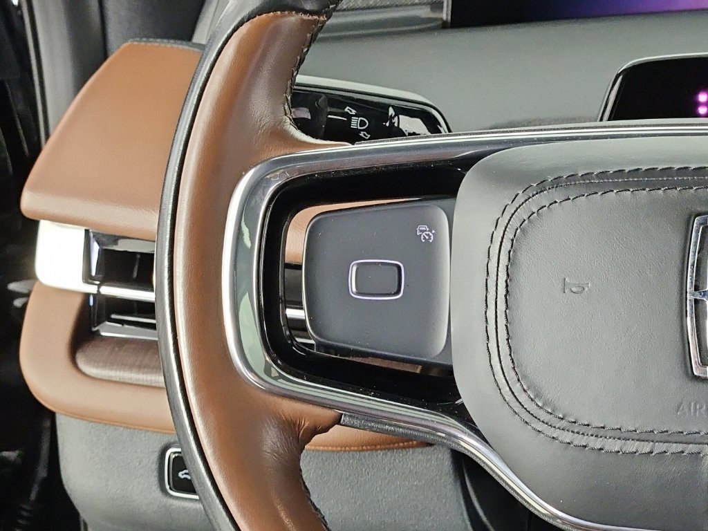 Thumbnail: 2025 Lincoln Navigator - 30