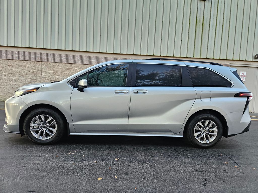 2024 Toyota Sienna XLE 2