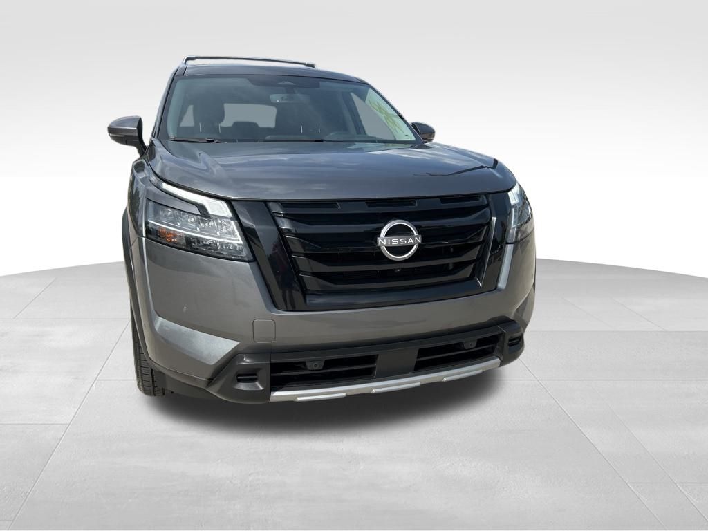 2023 Gun Metallic Nissan Pathfinder SL FWD SUV