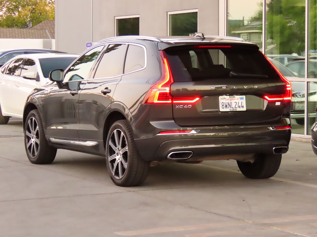 2021 Volvo XC60 Recharge Plug-In Hybrid T8 Inscription 3