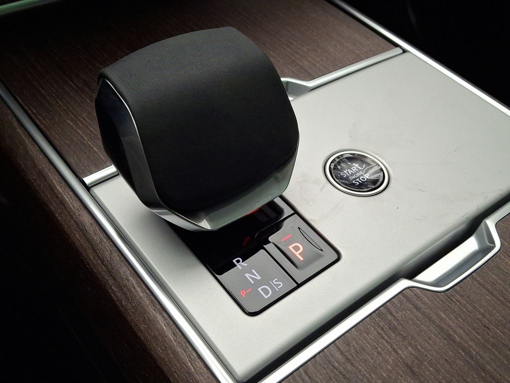 2025 Land Rover Range Rover SE 10