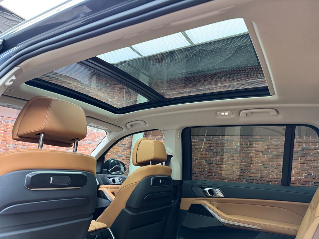 Certified Used 2025  BMW xDrive40i image 3