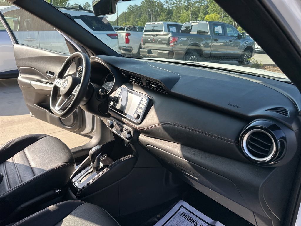 2020 Aspen White/Super Black Nissan Kicks SR FWD SUV