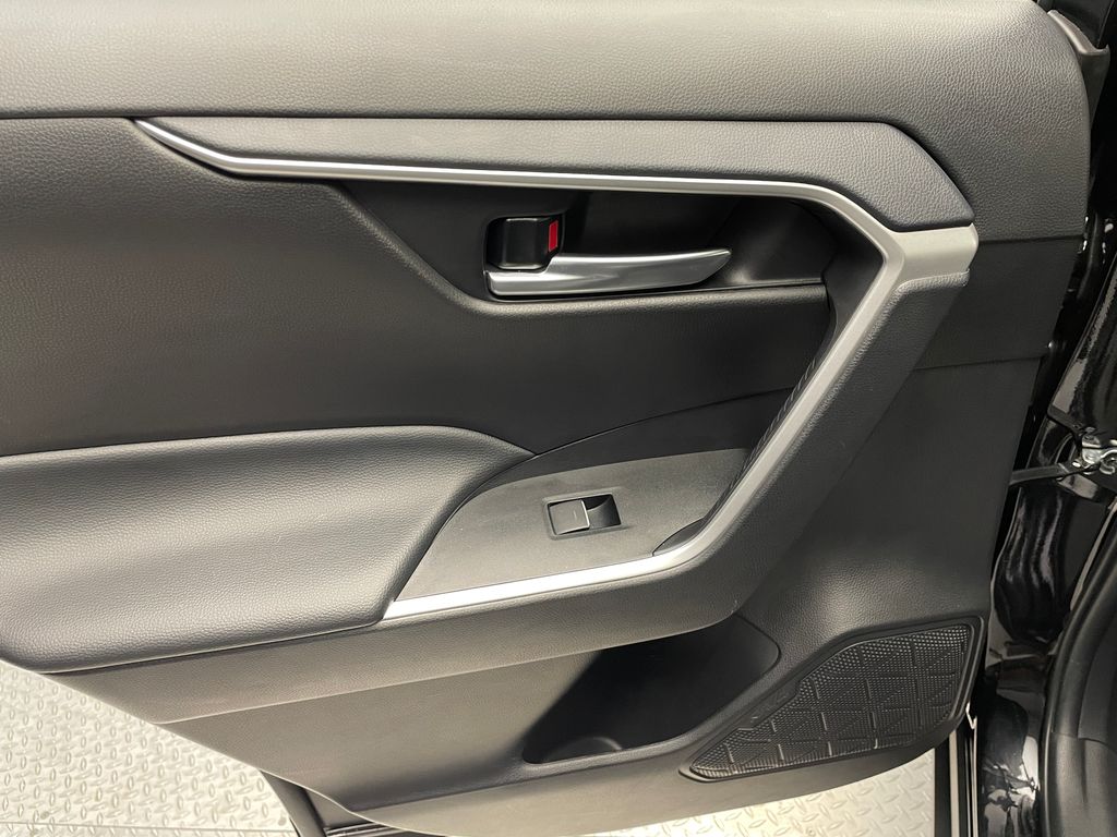 2024 Toyota RAV4 XLE 32