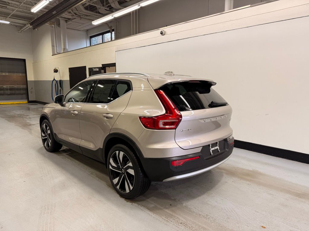 Thumbnail: 2024 Volvo XC40 - 3