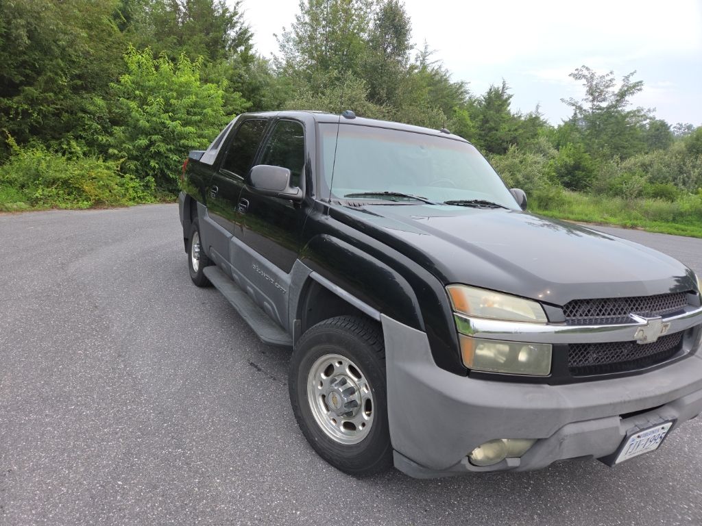 Black 2004 Chevrolet Avalanche Pickup Truck Four-Wheel Drive 4-Speed Automatic Overdrive