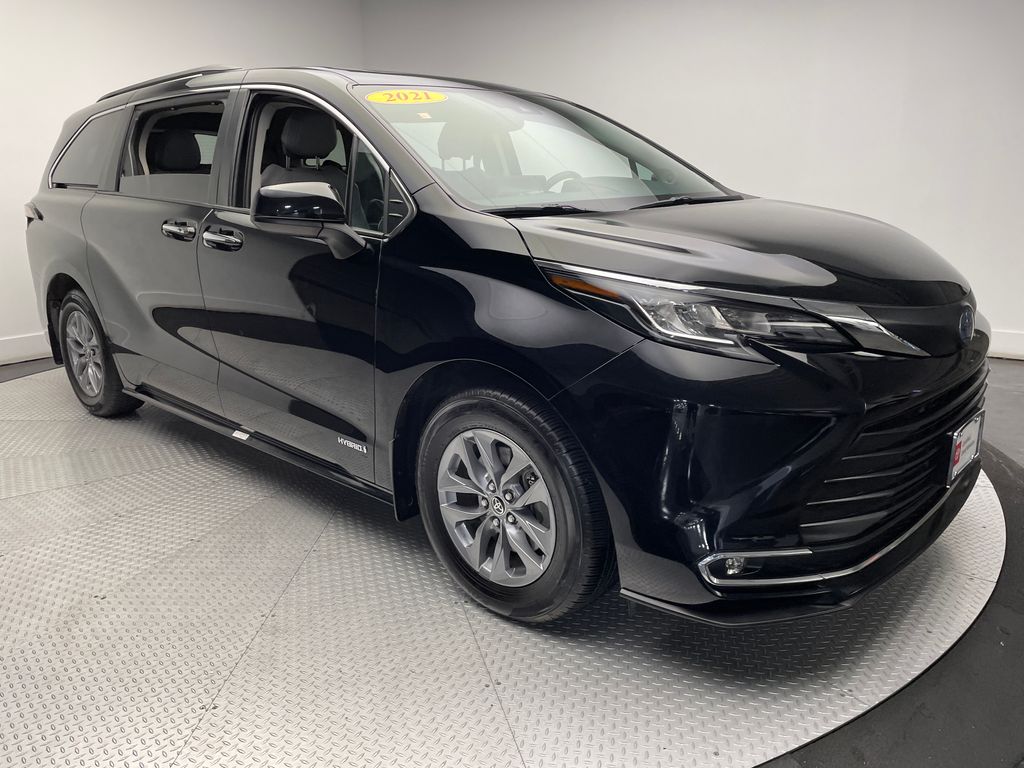 2021 Toyota Sienna XLE 3