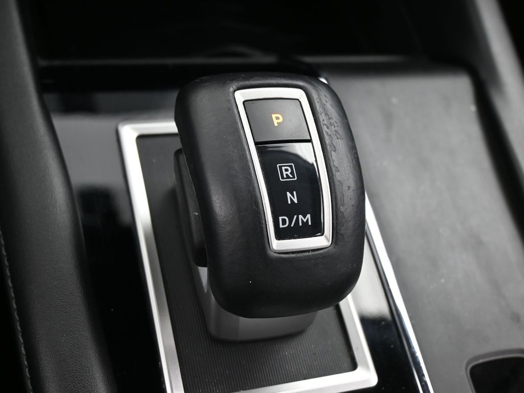 Used 2022 Silver Mitsubishi SE image 19