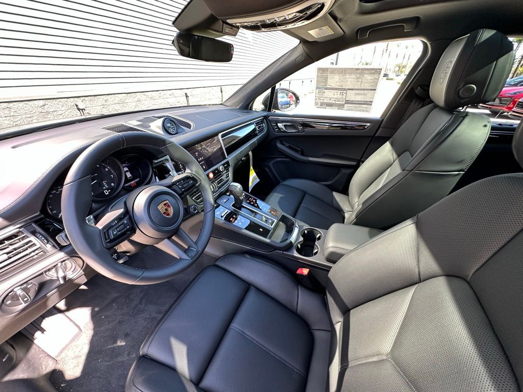 Thumbnail: 2026 Porsche Macan - 4