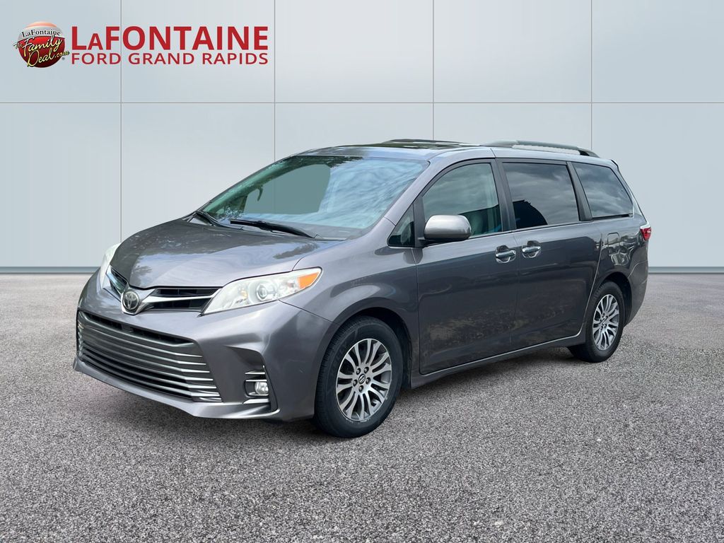 2018 Toyota Sienna XLE 7-Passenger FWD with Auto-Access Seat