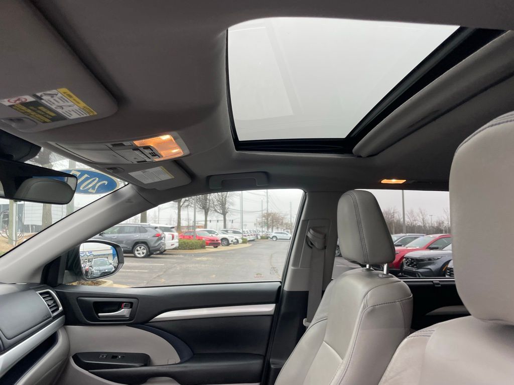 Thumbnail: 2017 Toyota Highlander - 28