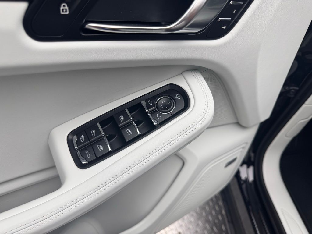 Thumbnail: 2025 Porsche Macan - 28