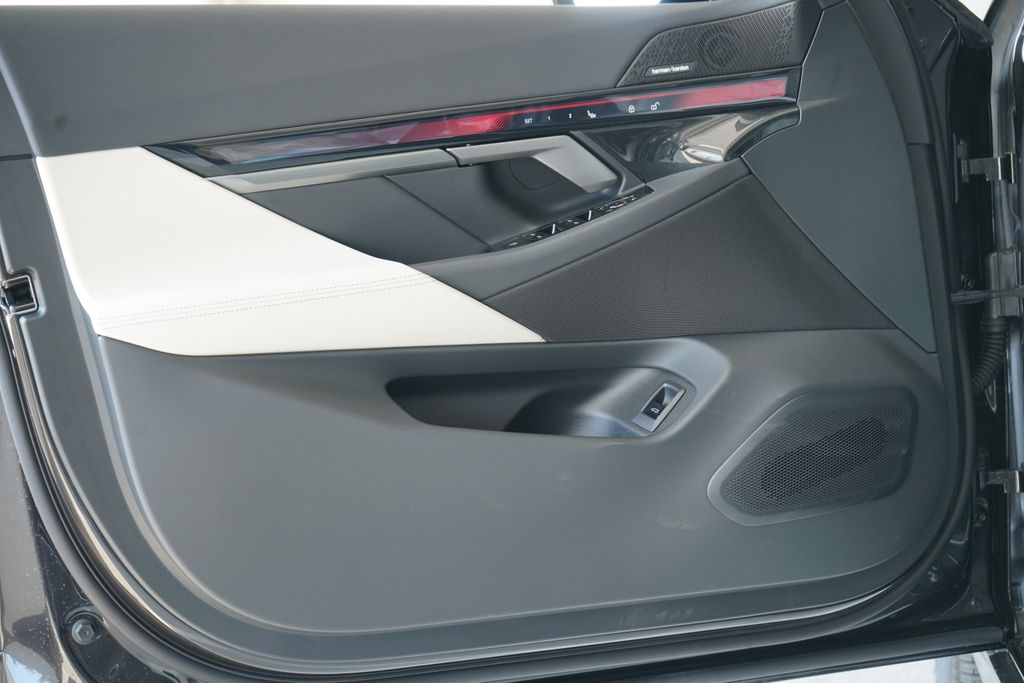 Thumbnail: 2026 BMW 5 Series - 11
