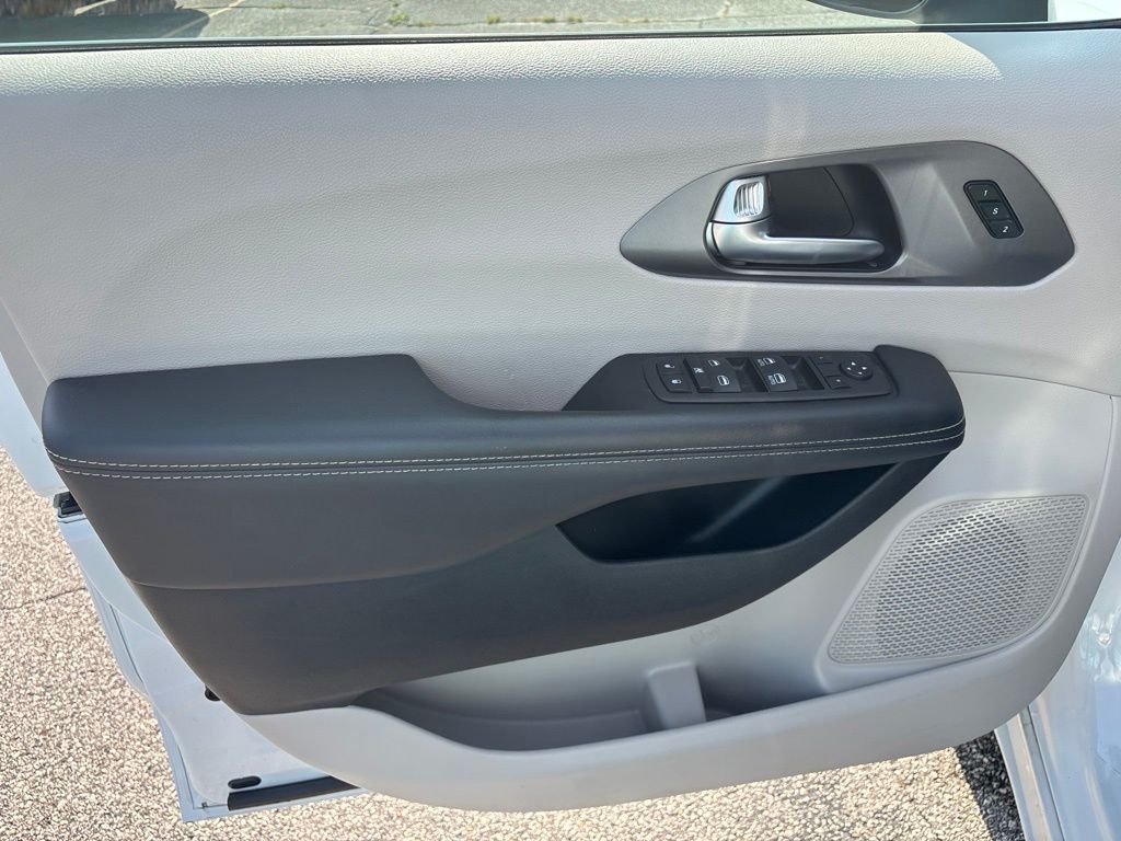 Used 2023 Chrysler Pacifica Van