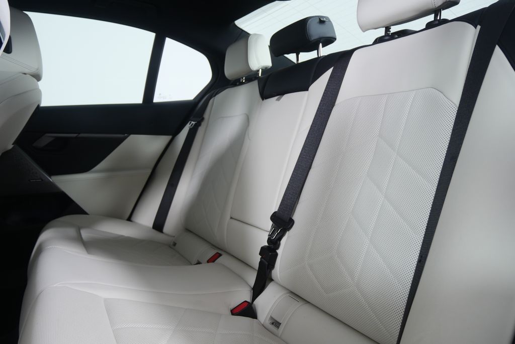 Thumbnail: 2025 BMW 5 Series - 14