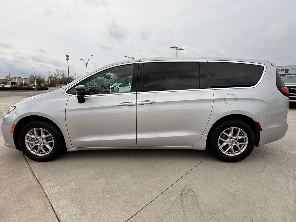 Used 2024 Chrysler Pacifica Touring L with VIN 2C4RC1BG7RR125529 for sale in Kansas City