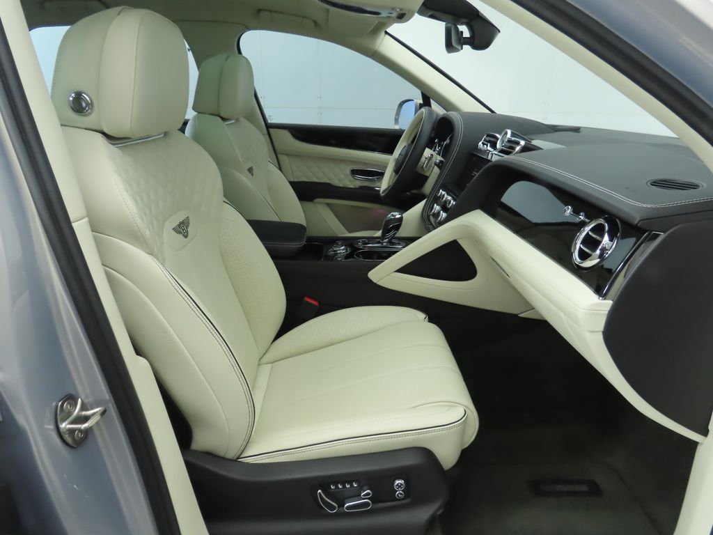 Thumbnail: 2022 Bentley Bentayga - 21