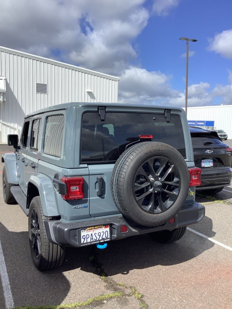 View vehicle photo 3