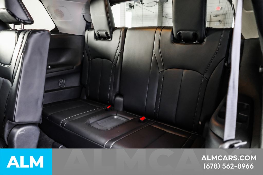 Used 2024 White INFINITI LUXE image 17