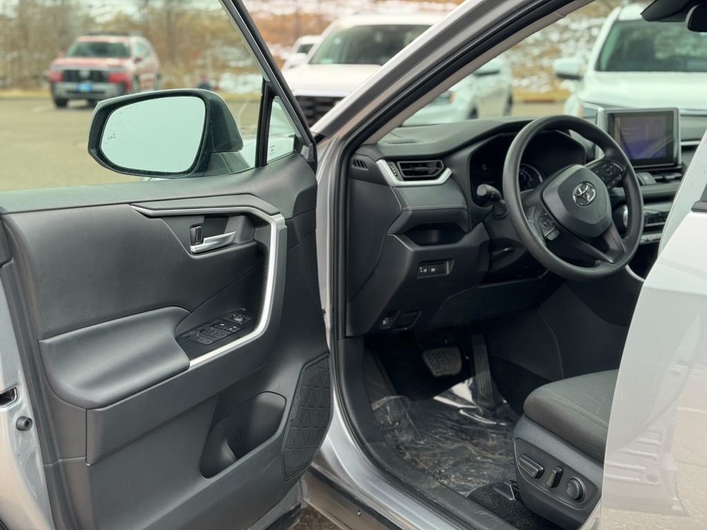 View vehicle photo 4