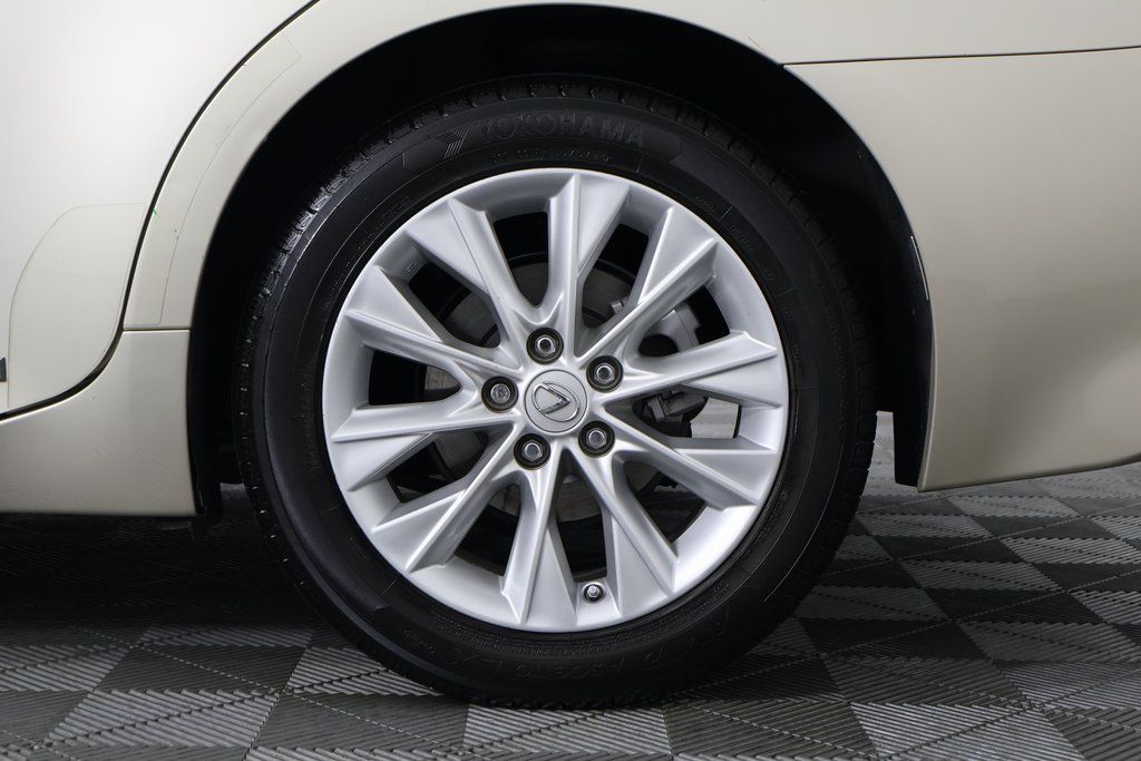 Thumbnail: 2013 Lexus ES - 16