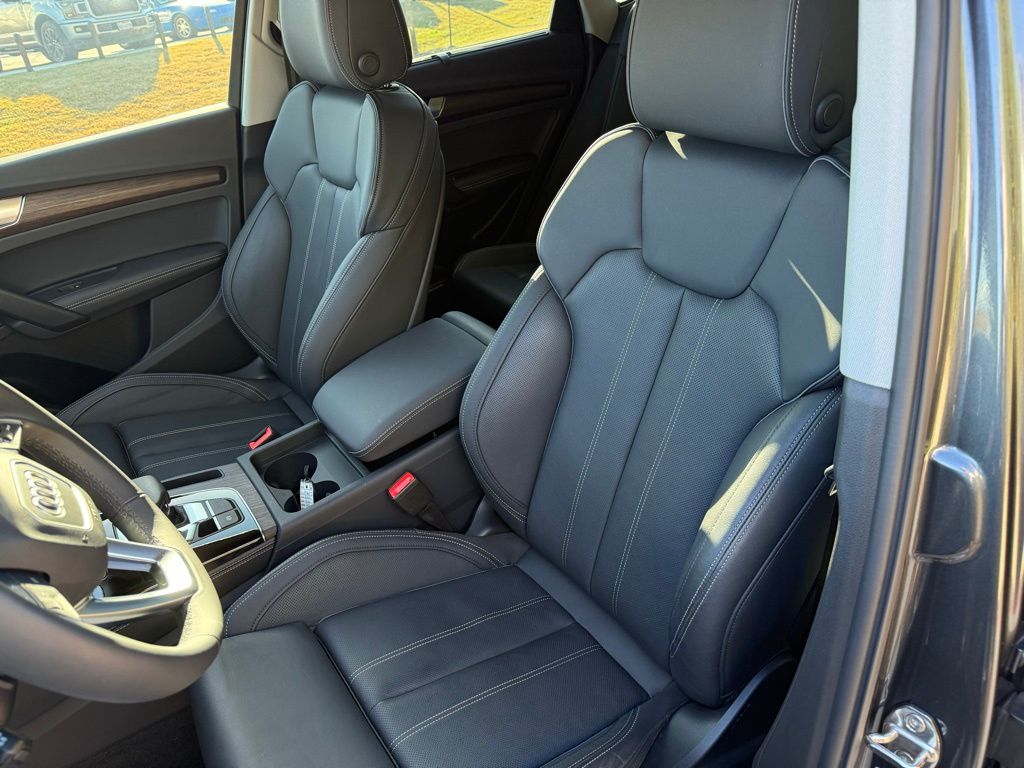 Thumbnail: 2025 Audi Q5 - 13