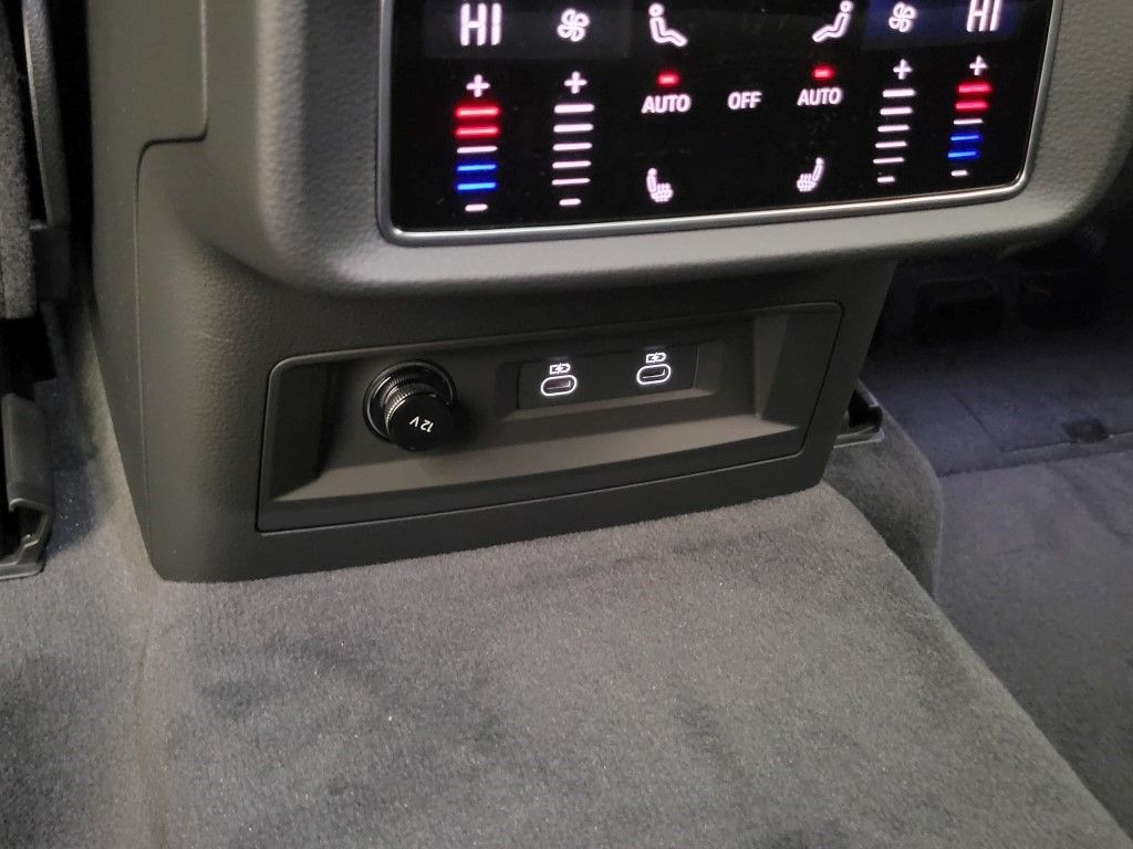 Thumbnail: 2026 Audi Q8 - 24