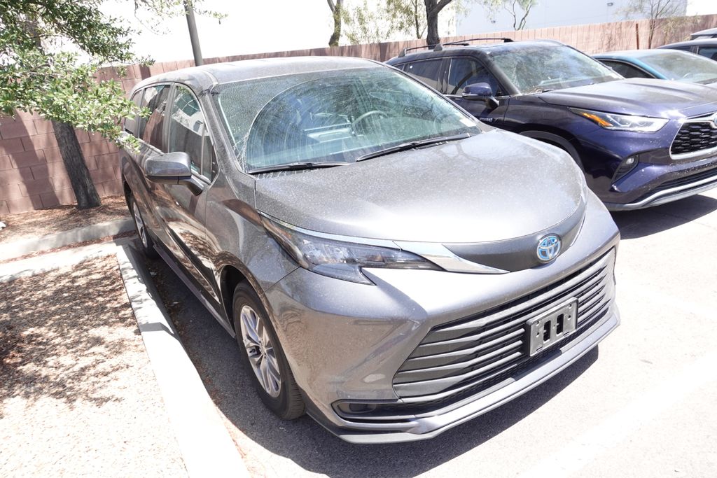 2025 Toyota Sienna LE