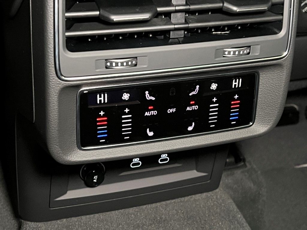 Thumbnail: 2026 Audi RS Q8 - 22