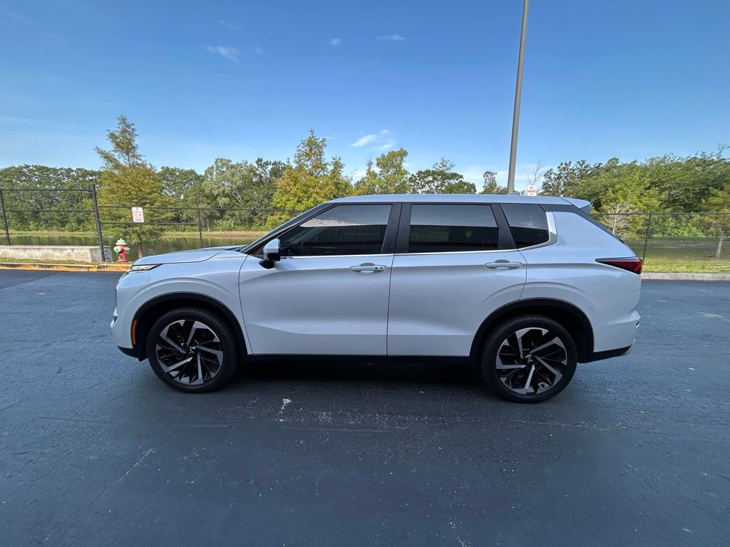 2023 Mitsubishi Outlander SE 2